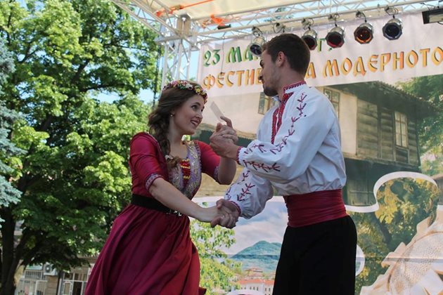 Много настроение и танци внася в Елена фестът "Пъстър балкански свят"