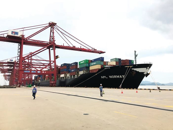 Пристанището на Нинбо е най-голямото карго пристанище на света