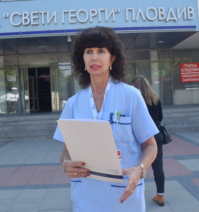 Запрянова има над 30 години трудов стаж като медицинска сестра, почти всички от тях - в УМБАЛ "Св. Георги". 