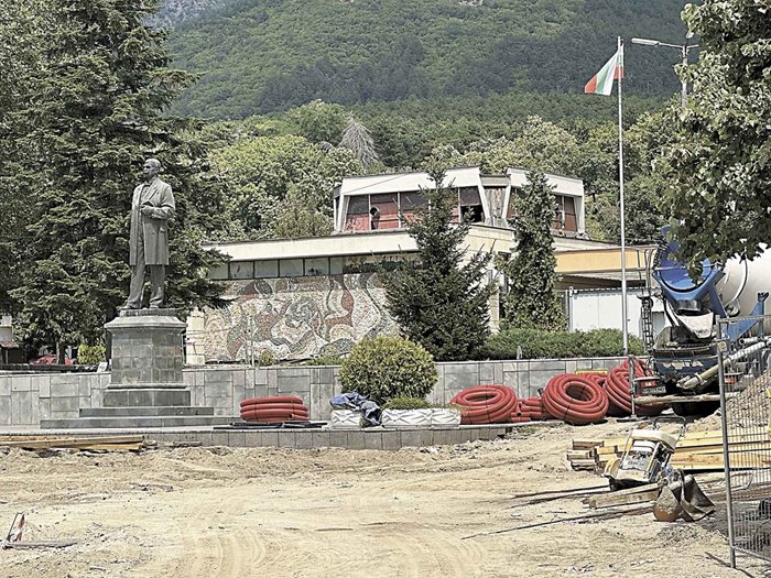 Площадът на Сопот се ремонтира ударно, в края на годината трябва да е готов.