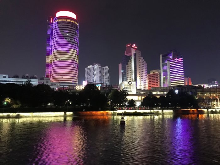 Нощем небостъргачите на Нинбо светват
