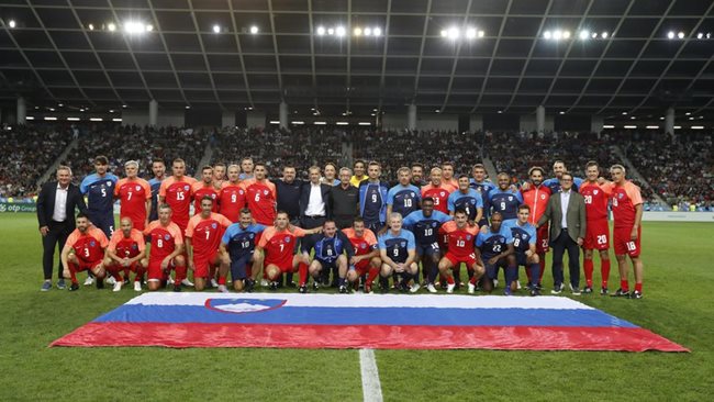 Звездните отбори преди мача заедно с организатора на благотворителното събитие - президента на УЕФА Александър Чеферин