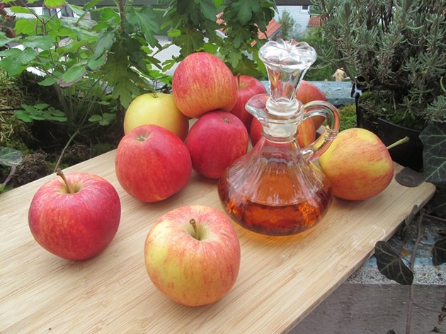 Специалистите казват, че най-качествен ябълков оцет се получава при смесване на ябълки от различни сортове и качество, а именно: 50% сладки ябълки, 35% кисели ябълки и 15% диви ябълки с горчив и стипчив вкус.