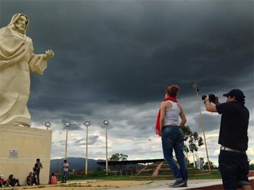 Мира Добрева се снима пред статуя на Исус в Аржентина