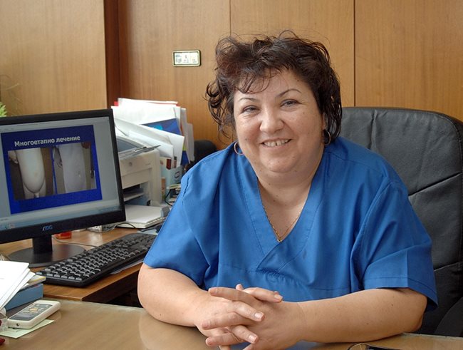 Началникът на клиниката по детска хирургия в УМБАЛ “Св. Георги” проф. д-р Пенка Стефанова е спасила много хлапета, родени с аномалии. СНИМКИ: НАТАША МАНЕВА