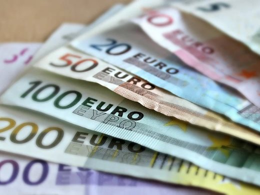 Еврото спадна под $ 1,05 в сутрешната търговия