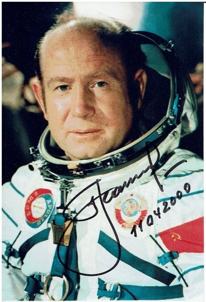 Алексей Леонов - първият човек, излязъл в открития Космос, си отиде на 85-годишна възраст. Той е два пъти Герой на СССР. През 1975 г. участва в знаменитите полети по програмата “Союз-Аполо” и първите в историята стиковки на космическите кораби на СССР и САЩ.