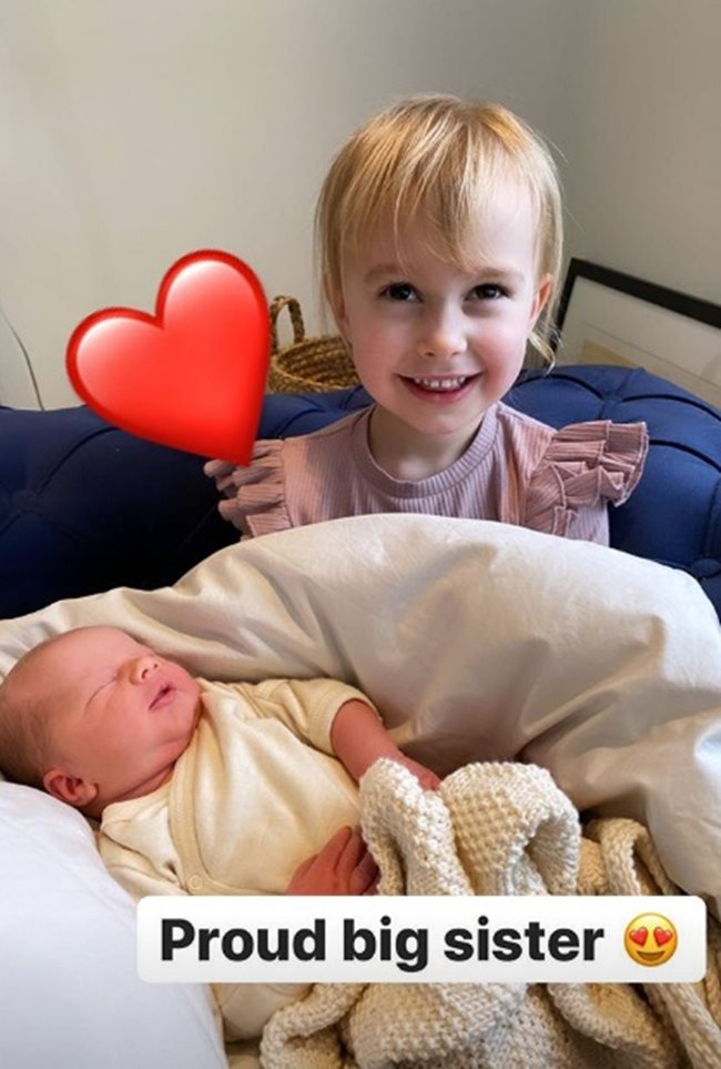 Сторито, което пусна в инстаграм Холмар Ейолфсон - новороденото му второ дете и голямата дъщеря - горда кака.