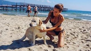 Ивет Лалова се отдаде на плажни лудории с кучето си