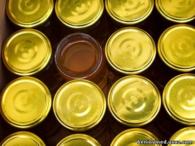 Захарният мед не притежава ценните биологични, профилактични, лечебни и хранителни свойства на натуралния мед и този продукт се смята за фалшификат, напомнят от beniovmed.ucoz.com.