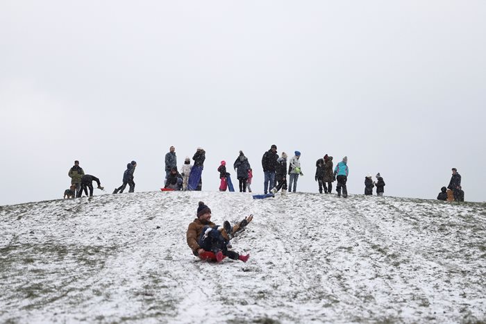 Въпреки пандемията, деца във Великобритания се радват на снега.