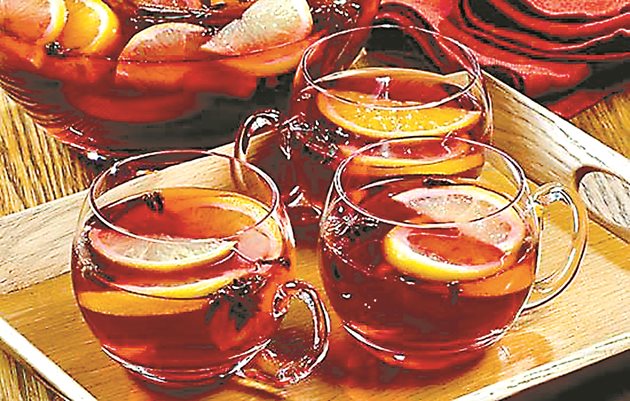 Тайната на класическия грог е в това, че към сварен черен чай се добавя алкохол (ром, а може и водка) и захар. Пие се горещ.