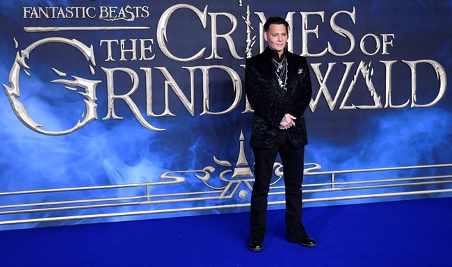 Джони Деп, който играе Гриндълуолд във  "Фантастични животни: Престъпленията на Гриндълуолд" на премиерата на филма в Лондон на 13 ноември СНИМКИ: РОЙТЕРРС