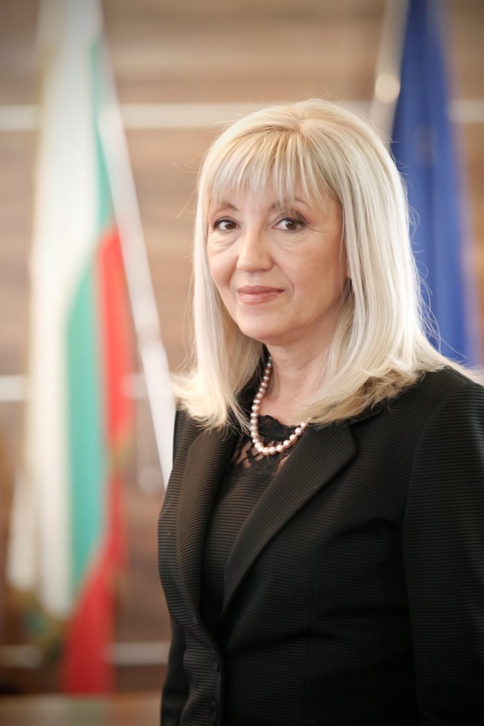 Министър Петя Аврамова СНИМКА: пресцентърът на регионалното министерство