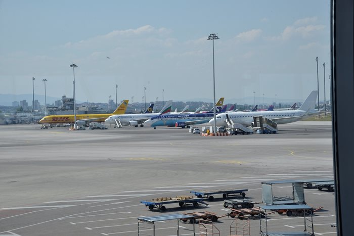Български туроператори твърдят, че трудно намират самолети за чартърните полети с чужди туристи.