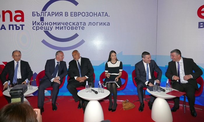 Влизането на България в еврозоната бе обсъждано на конференция, организирана от евродепутатите Сергей Станишев и Ева Майдел, в която участва и премиерът Бойко Борисов.