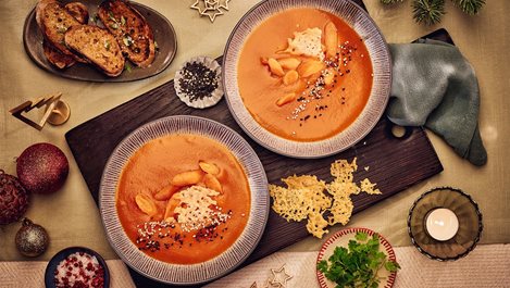 Апетитна рецепта за бърза постна супа от моркови и джинджифил с чипс от пармезан