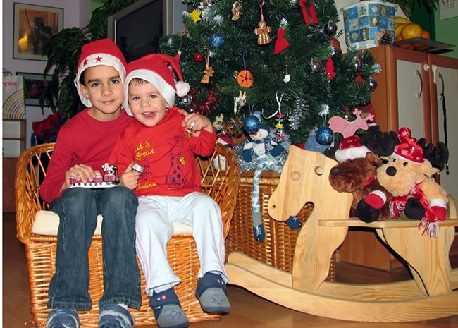 Братчетата Иво и Любо често влизат в ролята на джуджетата на Дядо Коледа и сами правят част от играчките, с които украсяват елхата вкъщи.