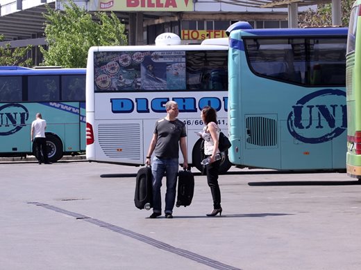 Забраняват на физически лица да имат автобуси и тирове