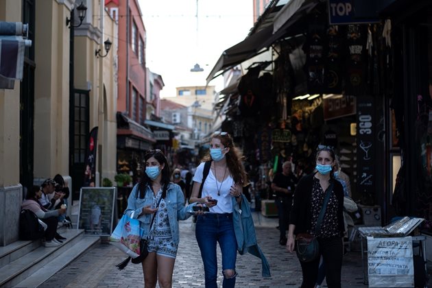 Жители на Атина се движат с маски по улиците.