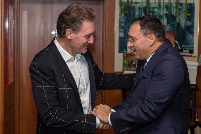 Председателят на КРИБ Кирил Домусчиев се ръкува с Йордан Динев.