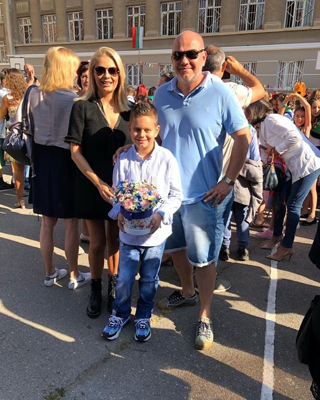 Венета Райкова изпрати сина си Патрик на първия учебен ден заедно с баща му Тишо и написа във фейсбук: На добър час!!