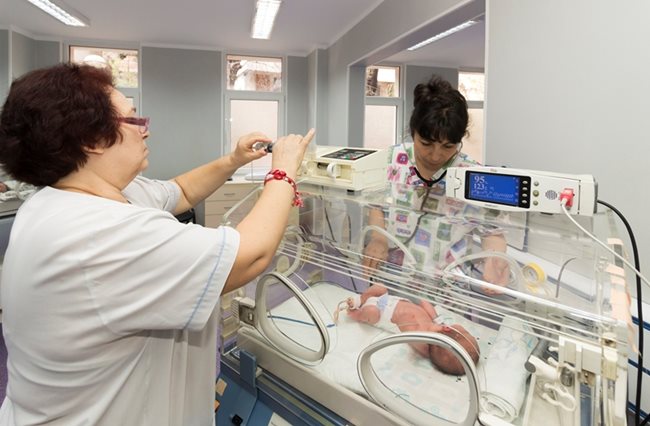 Д-р Кина Николова и медицинската сестра Величка Събева преглеждат недоносено бебе.