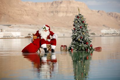 Дядо Коледа постави коледна елха в Мъртво море (Снимки)