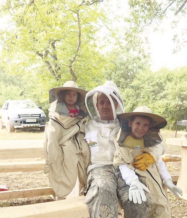 Димитър Станчев, биопроизводител на мед от село Индже войвода в Странджа планина, собственик на “Пчеларска ферма Странджа”, с две от децата си – бъдещото поколение пчелари.