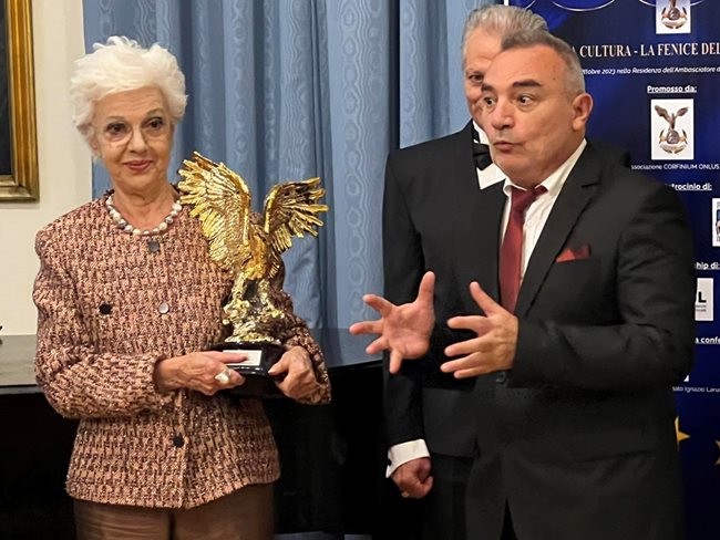 Райна Кабаиванска получава наградата "Златен орел" от министър Кръстю Кръстев.
