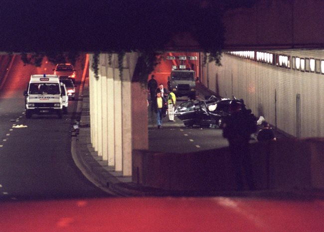 Полицаи оглеждат смачкания мерцедес в парижкия тунел “Алма”, с който принцеса Даяна катастрофира и загина.