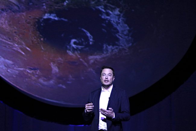 Илон Мъск обяснява как вижда колонизирането на Марс.
