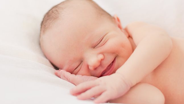 Защо бебетата се усмихват, докато спят?