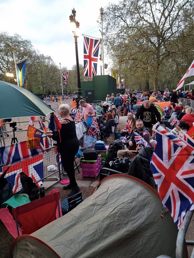 Хиляди спаха на палатки около Бъкингамския дворец, за да си пазят място за коронацията