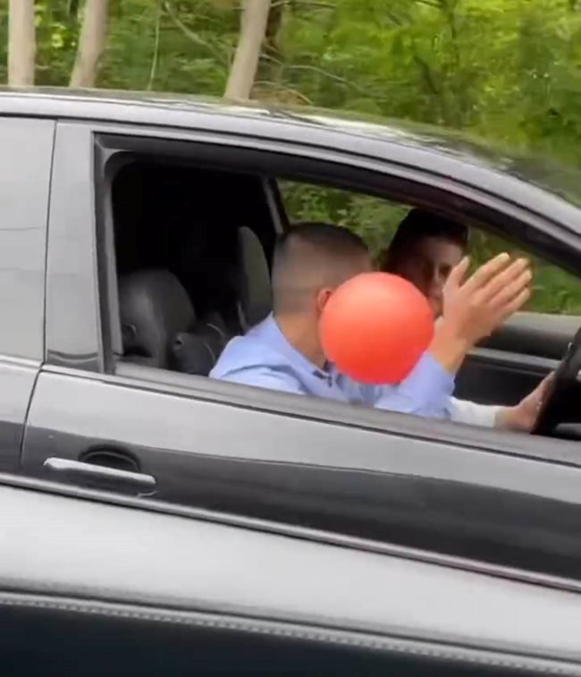 Младежът се прибира в автомобила след намесата на Бербатов.