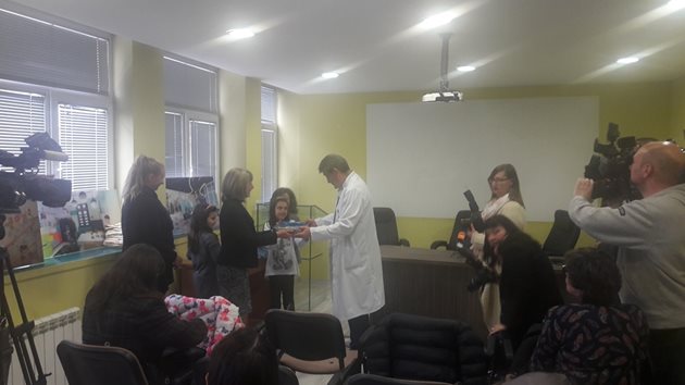 Доц. Шивачев приема дарението на учениците от Троян. Снимка: Архив на болницата