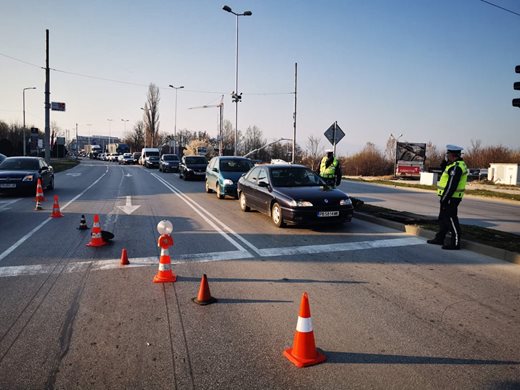 Втори ден километрични опашки на КПП-ата в София