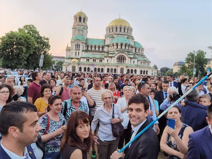 В деня, в който Народното събрание гласува оставката на председателя Никола Минчев меналата седмица, пред сградата се събраха протестиращи, които скандираха “подкрепа”.
СНИМКА: ЙОРДАН СИМЕОНОВ