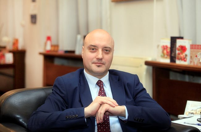 Министър Атанас Славов показа в “Тредс” промените в конституцията