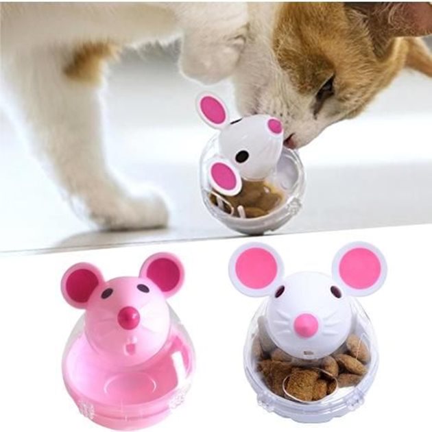 Играчката контейнер за храна с формата на топчица кара котката да я гони и да се потруди за лакомството