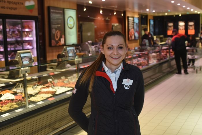 Елизабет Нинова  отговаря за целия сектор “Свежи  храни” в магазина в “Студентски град”.