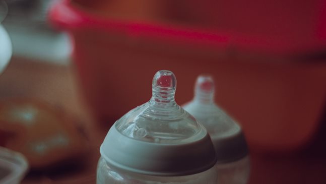 Защо е важно да стерилизираме бебешките шишета след всяко хранене