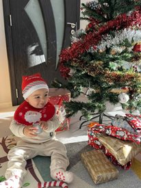 "Дете под елхата": Матей, който е на 11 месеца, се надява и на него Дядо Коледа да му донесе подарък