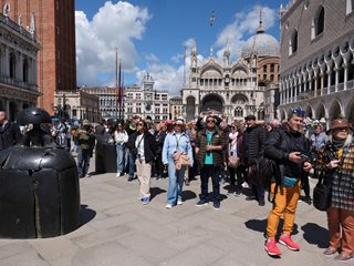Масови протести във Венеция след въвеждането на такса за туристи (Снимки)