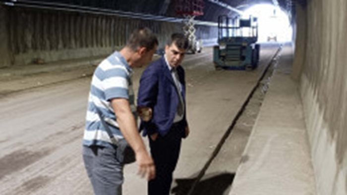 Членът на УС на АПИ инж. Стоян Николов (вдясно) разгледа напредъка по ремонта на тунелите по “Хемус”.