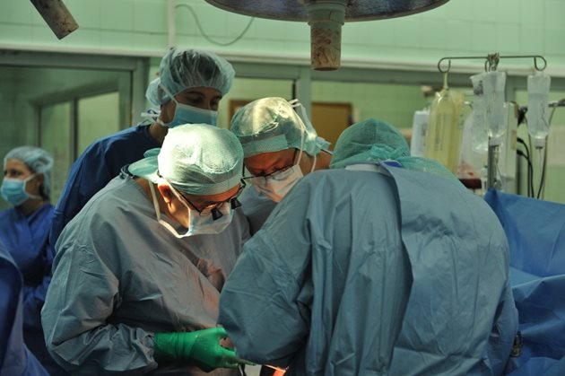 Лекари от екипа на проф. Владов по време на трансплантацията.