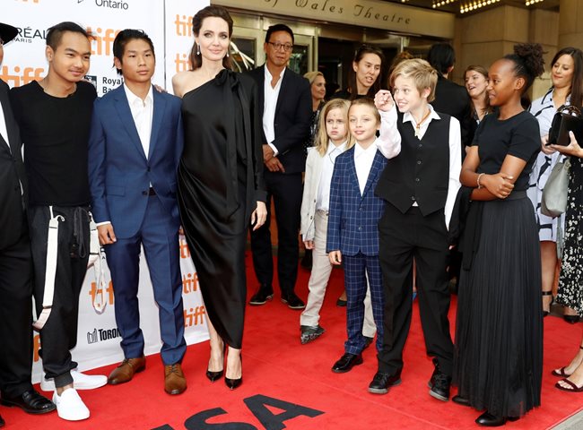 Анджелина Джоли на червения килим на филмовия фестивал в Торонто през 2017 г. с шестте си деца - Мадокс, Пакс, Вивиен, Нокс Леон, Шайло и Захара (от ляво на дясно)