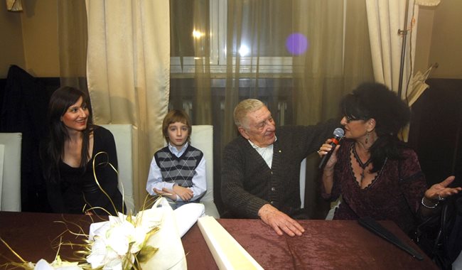 Пее на Хачо Бояджиев на празненство изненада за рождения му ден през 2012 г.