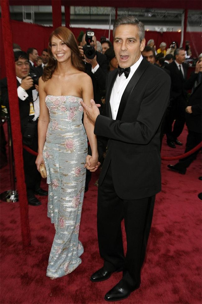 Джордж Клуни и приятелката му Сара Ларсън през 2008 г., когато са гаджета.
