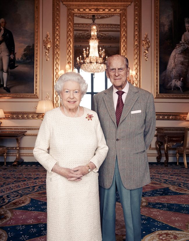 На фотографията, направена по-рано този месец, кралицата е в същата рокля, с която е била на благодарствената служба за тяхната "диамантена сватба"  СНИМКА: Ройтерс